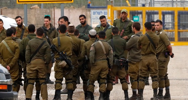 الجيش الإسرائيلي يتهم حماس بإطلاق الصاروخ ويستدعي قوات عسكرية