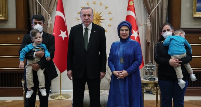 أردوغان يستقبل توأمين سياميين بعد فصلهما
