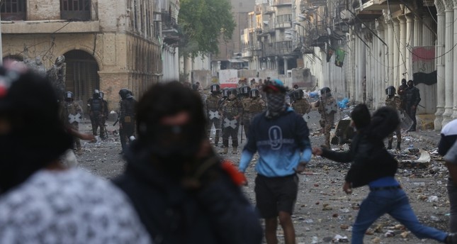 محتجو العراق يقطعون طرقا رئيسية بين المحافظات الجنوبية تضامنا مع محتجي بغداد والبصرة