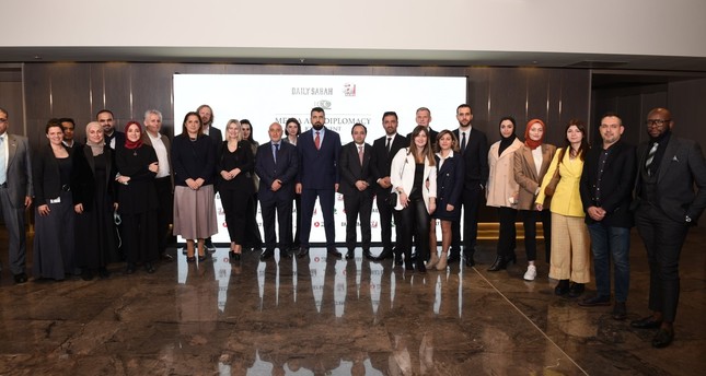 فريق صحيفة ديلي صباح مع عدد من الدبلوماسيين في فعالية الإعلام والدبلوماسية في إسطنبول، 7 ديسمبر 2022