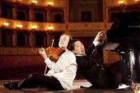 The duo includes the audience in the show and performs concerts full of laughter.