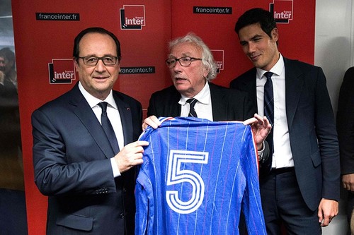 Radio France Director Mathieu Gallet (R) stands next to French President Hollande (L) and former soccer player player Marius Tresor (L). AFP Photo.
