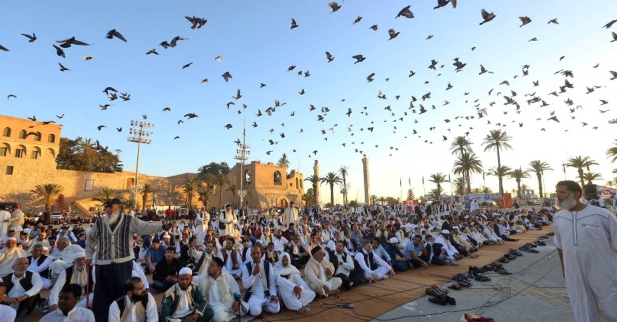 Libyan Muslim worshipers gather to perform Eid al-Fitr prayers at the Martyrs Square of the capital Tripoli on June 4, 2019. (AFP Photo)