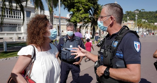 دوريات للشرطة الفرنسية لمراقبة احترام ارتداء الكمامة الفرنسية