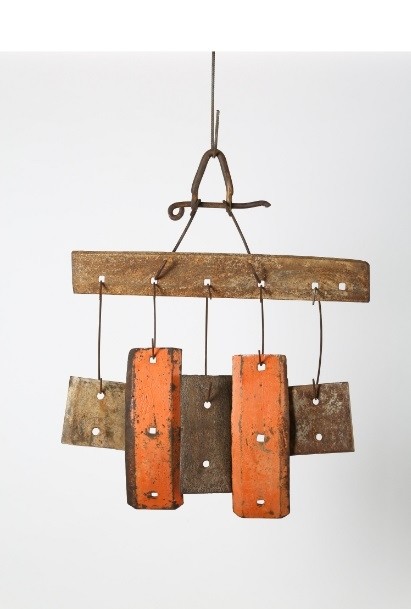 Having produced his work with iron, traverses and wooden pieces found near old, unused railways, Kuman evaluated the interactions of his work with wind, water and heat as part of the sculpture.