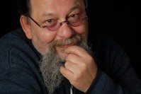 Putting his signature on 150 to 160 plays, Kasapou011flu first staged William Shakespeareu2019s u201cMacbethu201d at Diyarbaku0131r State Theater in 1993 when he began to work for the Turkish State Theaters.