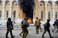 Smoke billows from the shrine dedicated to the late Iraqi Shiite Ayatollah Mohammed Baqir al-Hakim, Najaf, Dec. 1, 2019. (AFP Photo)