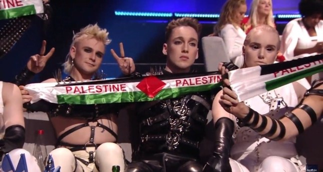 الفريق الأيسلندي للأغنية الأوروبية يرفع علم فلسطين في يوروفيجن بتل أبيب