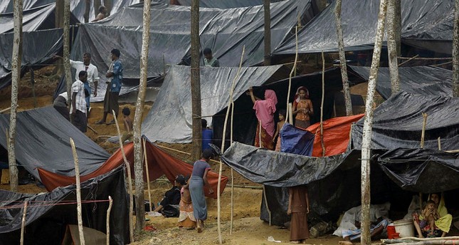 emRohingya-Flüchtlinge aus Myanmars Rakhine-Staat suchen Schutz unter Notzelten nach der Ankunft in einem Flüchtlingslager in der Nähe der Stadt Teknaf in Bangladesch. 5. September 2017 - AP/em