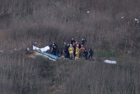 Los Angeles County Fire Department firefighters and coroner staff recover the bodies from the scene of a helicopter crash in Calabasas, Jan. 26, 2020. (AFP Photo)