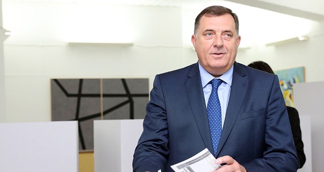 Bosnian-Serb candidate for Bosnia and Herzegovina's tripartite Presidency in the next term in office, Milorad Dodik, casts his ballot, at a voting station in Laktasi, on Oct. 7, 2018 (AFP Photo).