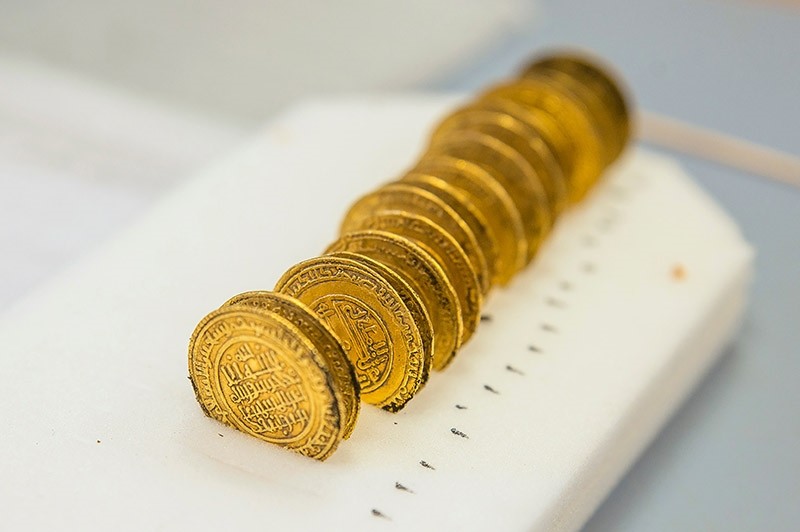 This handout picture released by the University Lumiere Lyon II on November 14, 2017, shows golden dinar coins on September 21, 2017, in Cluny, central France. (AFP Photo)