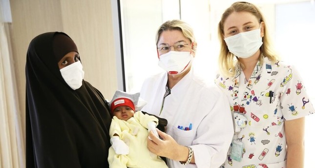 والدة الرضيعة مع الدكتورة سمرة كايا طاش إسر رئيسة قسم الطب في مستشفى إسطنبول الأناضول