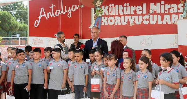 وزير الثقافة والسياحة مع طلاب مدرسة Banu-Ufuk Cömertoğlu الابتدائية في أنطاليا الأناضول