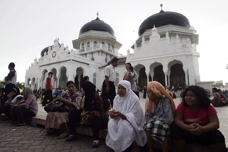 People gather outside the Baiturrahman mosque after an earthquake hit Banda Aceh April 11, 2012 (Reuters Photo)