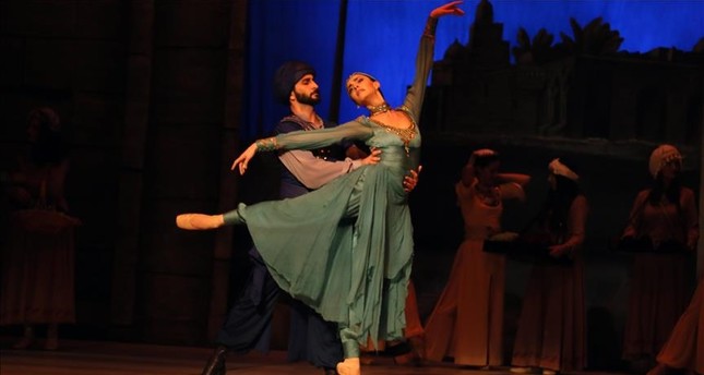 آنا راقصة الباليه الجورجية تبهر الأتراك في عروضها بصامسون
