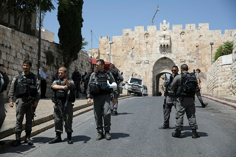 Israeli border police block the passage at the Lions Gate of  Jerusalem's Old City (File Photo)