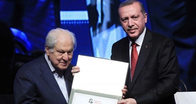 الرئيس التركي أردوغان أثناء تقديمه جائزة نجيب فاضل للشاعر نوري باكديل الملقب بشاعر القدس نوفمبر 2014  الأناضول