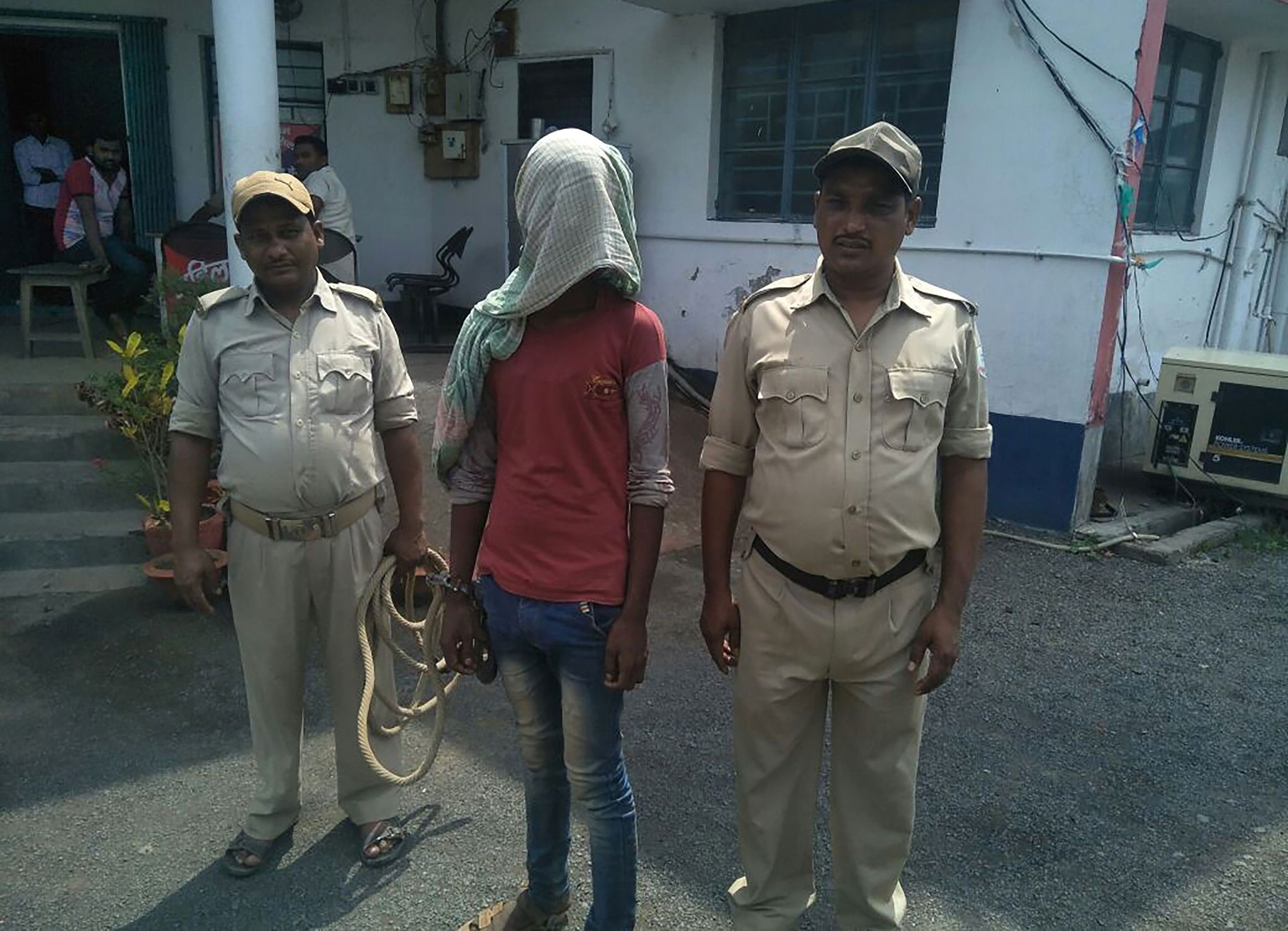 The photo taken on May 6, 2018 shows an alleged rapist (C) being held by Indian police, in the case of a 17-year-old girl who was raped and set on fire, at Mufasil police station in Pakur district, in India's eastern Jharkhand state. (AFP Photo)