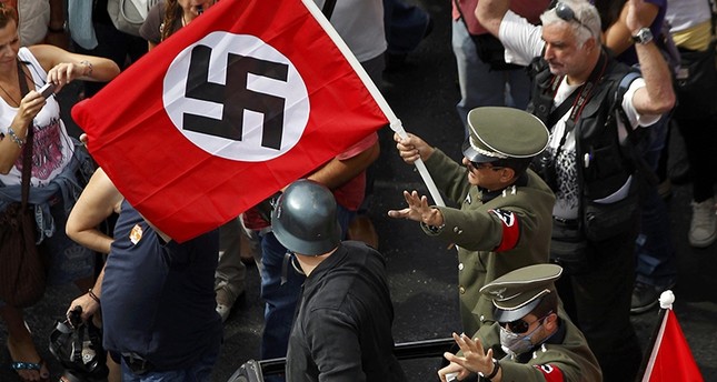 مجموعة من النازيين الجدد يتظاهرون ضد زيارة ميركل لليونان رويترز