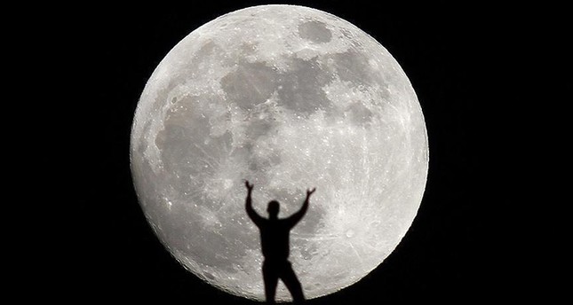 إعلان أول رحلة مأهولة حول القمر منذ 45 عاما