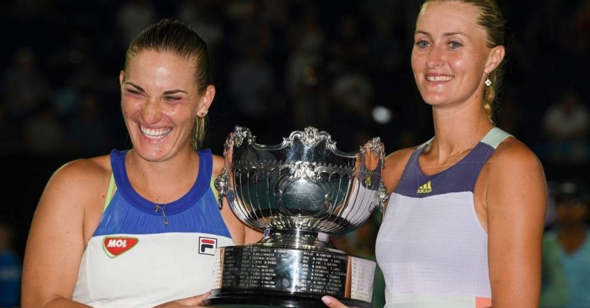 Timea Babos (L) and Kristina Mladenovic pose with the championship trophy, Melbourne, Jan. 31, 2020. (AFP Photo)