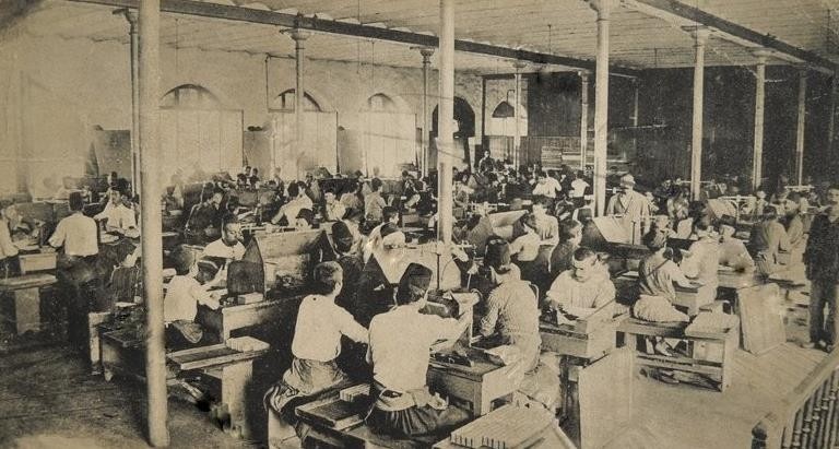 Workers at the Samsun Tobacco Factory in the early 20th century.