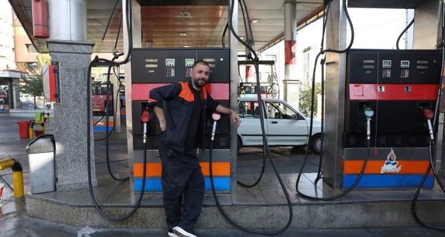 عامل في إحدى محطات الوقود في طهران AP