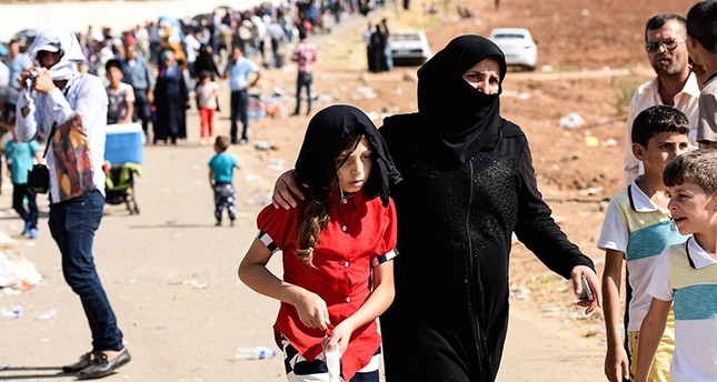 Syrian refugees arrive at the Öncüpınar crossing gate, close to the town of Kilis, south central Turkey, in order to cross to Syria for Qurban Bayram (Feast of the Sacrifice), also known as Eid al-Adha, holiday, Aug. 28, 2017. (AFP Photo)