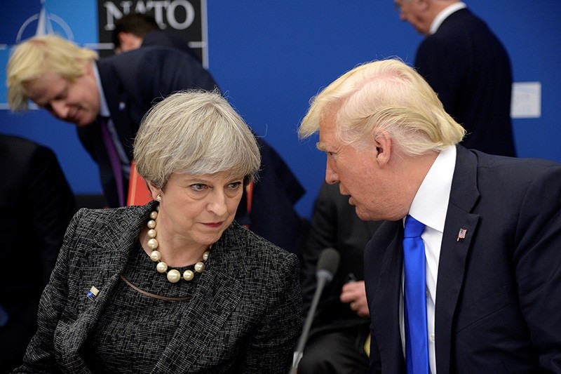 Britain's Prime Minister Theresa May (L) and US President Donald Trump (R) speak during a working dinner meeting at the NATO summit in Brussels, Belgium, 25 May 2017. (EPA Photo)