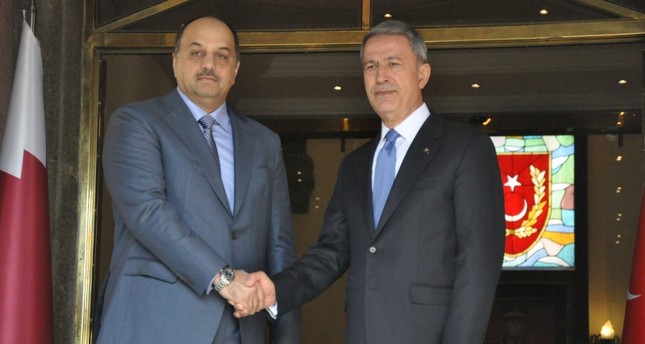 وزير الدفاع التركي يمين مستقبلاً نائب رئيس الوزراء وزير الدولة لشؤون الدفاع القطري الأناضول