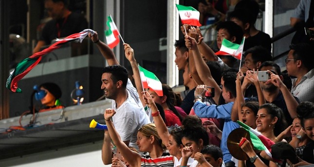 مشجعات للفريق الإيراني في مباراته مع هونغ كونغ الفرنسية