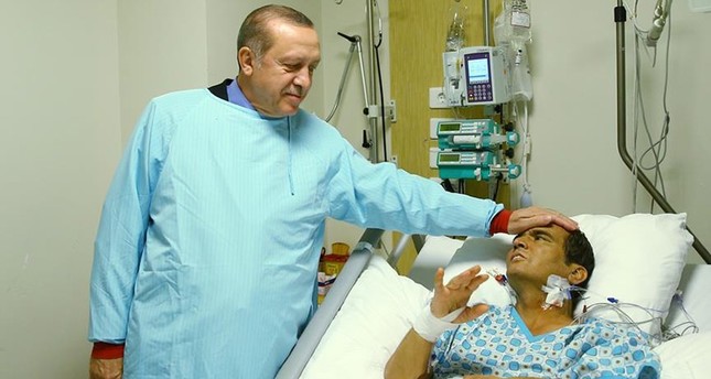 الرئيس التركي أردوغان أثناء زيارته الرياضي الراحل نعيم سليمان أوغلو في المستشفى قبل وفاته بأسابيع