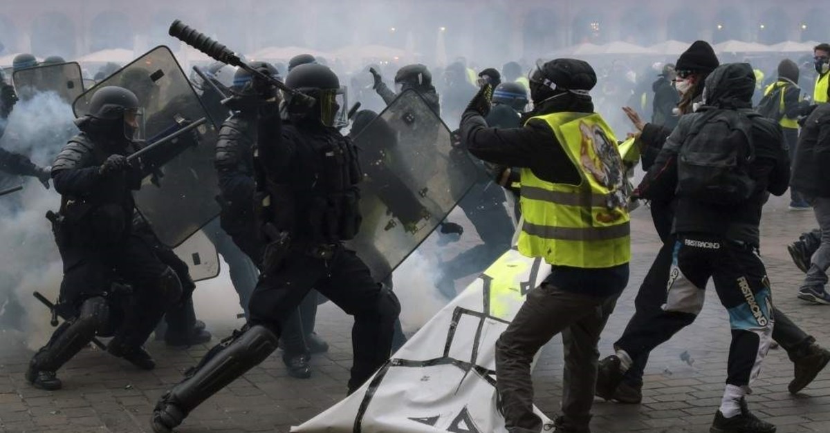 Protesters wearing yellow vests clash with police officers, Toulouse, Jan. 12, 2019. (AFP Photo)