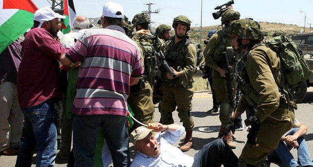 جنود إسرائيليون يهاجمون تظاهرة مناصرة للأسرى المضربين عن الطعام. أ ف ب