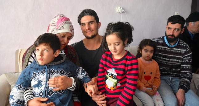 لحظات مؤثرة للقاء السوري محمود بسيدة تركية أنقذها من تحت الركام في ألازيغ
