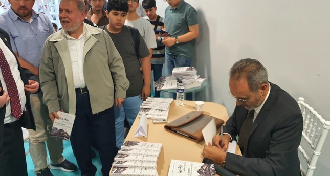 السفير اليمني السابق لدى بلغاريا والكاتب عبدالرزاق العمراني وقع كتابه بلغاريا من الزواية الشرقية في معرض إسطنبول الدولي للكتاب العربي، 1 أكتوبر/ تشرين الأول 2022 ديلي صباح