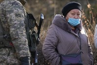 مواطنة كازاخية أمام عنصر من الجيش أثناء الاحتجاجات الأخيرة الأناضول