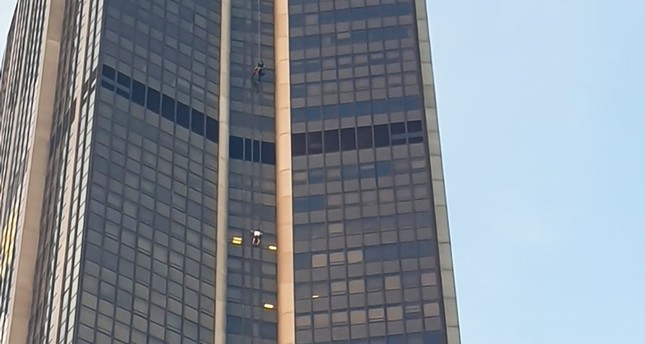 توقيف بولندي بعد تسلقه أعلى مبنى في باريس