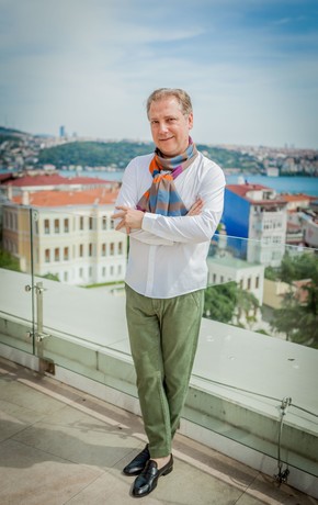 Le designer Atıl Kutoğlu a un showroom à Istanbul.