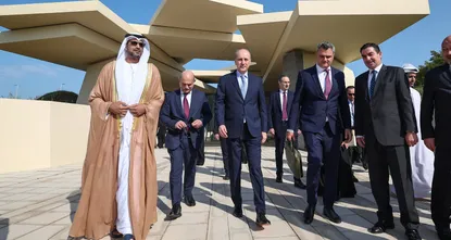 رئيس البرلمان التركي يزور نصب الشهداء في أبوظبي
