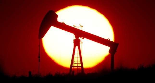النفط يهبط 3% لمخاوف حيال طلب الوقود مع اتساع إغلاقات أوروبا