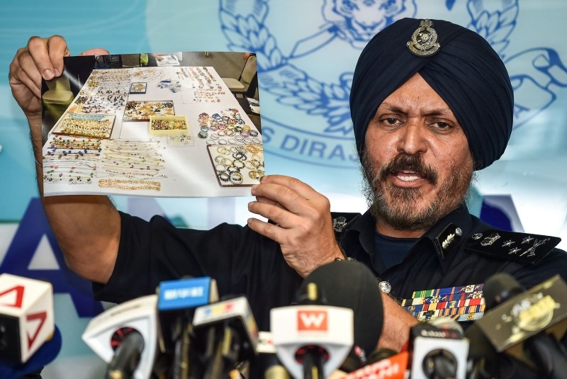 Malaysian Police's Commercial Crime Investigation Department (CCID) Director, Amar Singh shows a picture of seized items while addressing media in Kuala Lumpur, Malaysia, June 27, 2018. (AFP Photo)