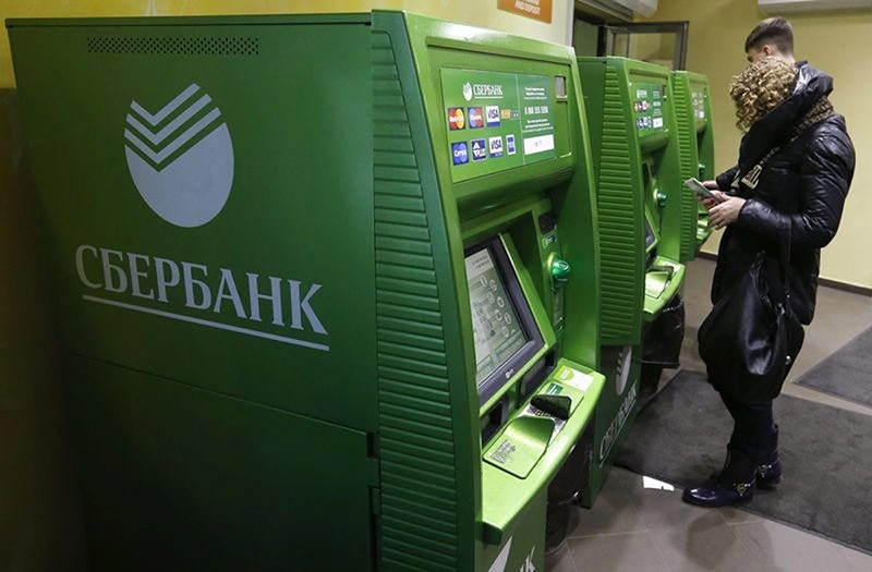 People use an automated teller machine inside a branch of Sberbank in St. Petersburg, November 5, 2014. (Reuters Photo)