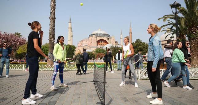 المشاركات في بطولة إسطنبول للتنس يقدمن مباراة استعراضية أمام آيا صوفيا