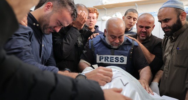 مدير مكتب  قناة الجزيرة في غزة وائل الدحدوح ينعي ابنه الصحفي حمزة الذي قُتل في غارة جوية إسرائيلية في رفح، قطاع غزة، فلسطين، 7 -1-2024. صورة:AFP