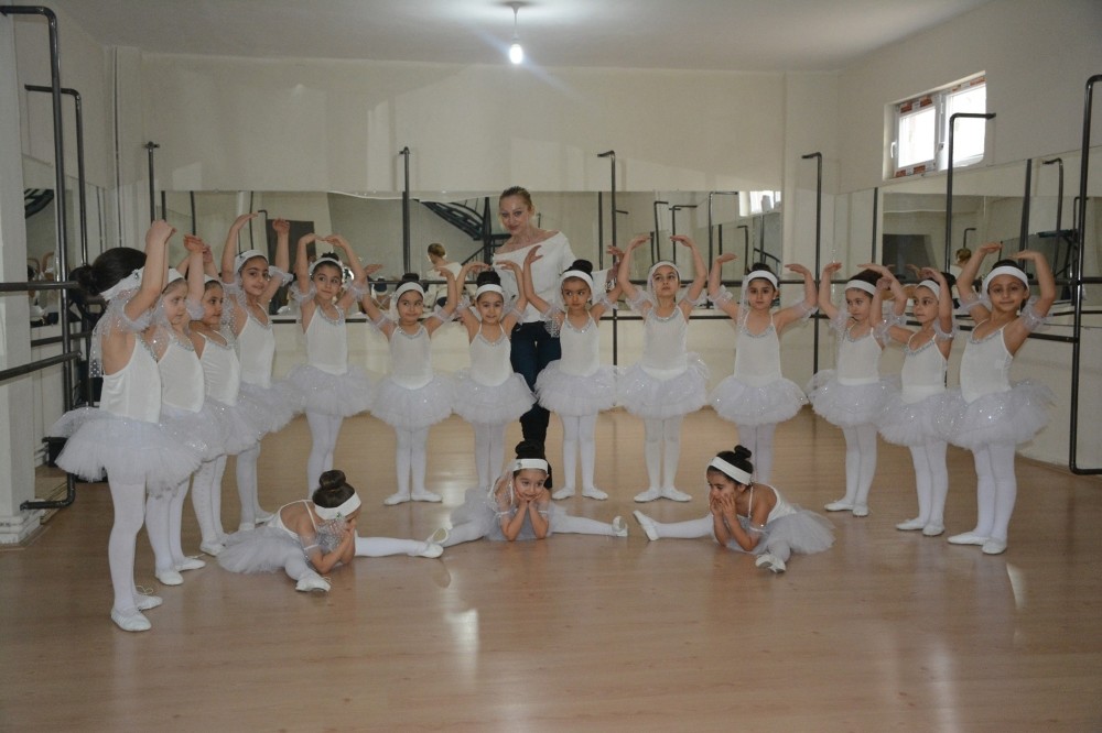 The little girls are both flexible and perform shows they prepare with the disciplined training that they received to be ballerinas.