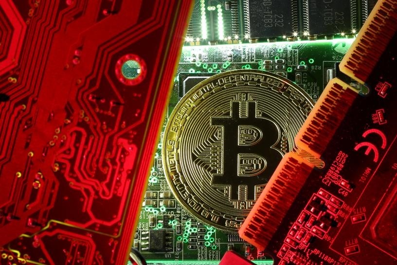 A coin representing the bitcoin cryptocurrency is seen on computer circuit boards in this illustration picture, October 26, 2017. (REUTERS Photo)