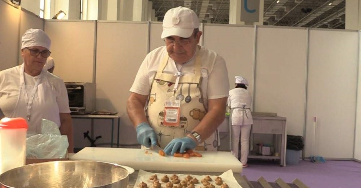 Hasan Karadal (R) works at Senior Citizens Uniersity's culinary workshop in ?zmir. (AA Photo) 