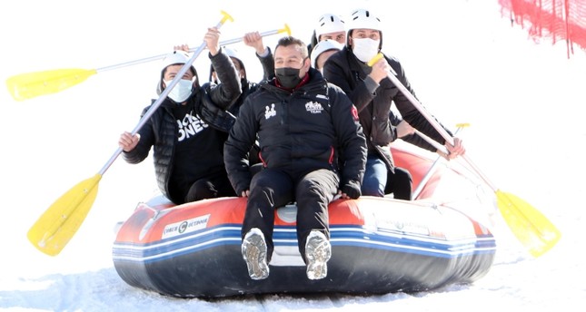 فرقة رياضية تركية تقدم عرض تزلج على الثلج بالقوارب